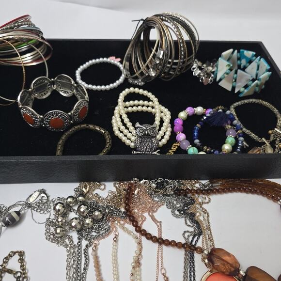 Huge Lot Of Costume Jewelry 16 Necklaces + 20 Bracelets All Wearable Colorful - Picture 3 of 6